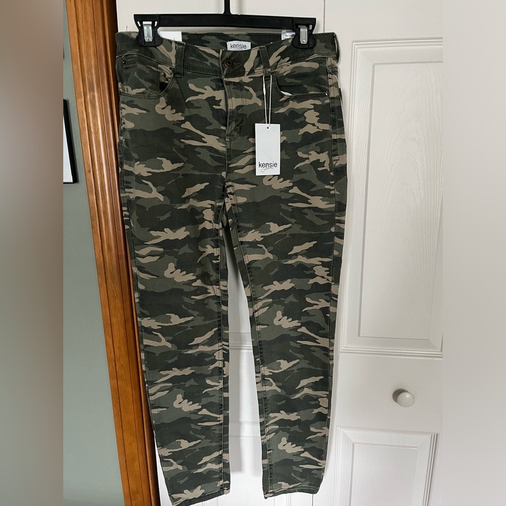 NWT Camo Effortless Ankle Pants